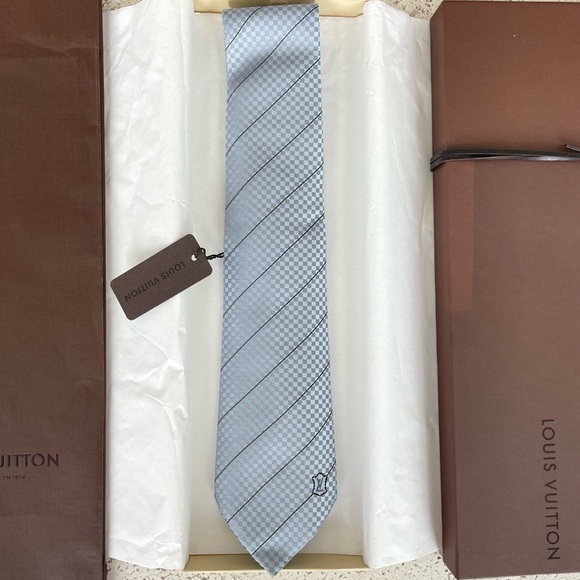 LOUIS VUITTON Silk Tie. Light blue. New with tag. - Picture 3 of 8